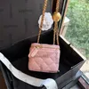 Klassisk kvinnors designer lambskin mini kosmetiska fall lådor med kross guld boll metall matelasse kedja crossbody axel liten fåfänga mynt handväska 11x8cm 7 färger