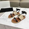 Ontwerper platte dia's Raffia sandalen verfraaid enkelbandje open teen Womens luxe vakantie flats gladiator sandaal outdoor strandsandalen maat 35-42