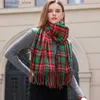 Sciarpe 2023 Sciarpa Donna Inverno Contrasto Check Bavaglino Coppia Scialle scozzese Temperamento versatile Sciarpa calda da donna Bufandas Invierno Mujer Q240228