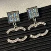 Ny stil designer örhängen varumärke brev studs diamant pärla stud män kvinnor 925 silver örhänge bröllop smycken födelsedagsfest gåvor rostfritt stål tillbehör