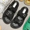 Designers Sandaler Casual tofflor Kvinnor Svisor Skjutreglage Toppkvalitet Klassisk Buckle Hook Loop Guine Leather Shoe Flat Heel Womens Sandal 35-42 med låda
