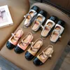 Sandalen Zomermeisjessandalen met elegante hoes Parel Kinderglijbaan Lage laarzen 27-36 Mode Zoete vierkleurige kinderschoenen J240228