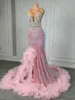 フリルサイドスリットの黒い女の子のための長いピンクのプロムドレス