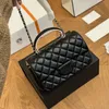 Kadın tasarımcısı klasik mini flep kapitone kuzu derisi çantaları iki tonlu çanta üst kolu totes shw crossbody omuz çanta güzel cf vanity cüzdan 20x12cm