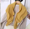Halsdukar Ny koreansk triangelskickad halsdukar för kvinnor utomhus fast färg varm sjal kreativ dubbelsidig sliten knuten sjal gåva halsduk Q240228