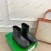 2024 Moda Puddle Stride tornozelo feminino Designer de mulheres curtas Botas curtas Sapatos casuais à prova d'água de borracha de borracha genuína de tamanho grande várias cores plataforma de doces botas de chuva