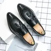 Casual skor spetsiga läder män som kör designer bruna svarta loafers mens mockasins italienska bröllopsklänning tasse