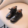 2024 обувь Детские ботинки в британском стиле с резьбой из искусственной кожи Коричневые, черные короткие ботинки для мальчиков и девочек 2130 Однотонная детская обувь на молнии для малышей Лучшее качество