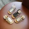 Sandaler förskolesandaler Little Girl Cuts Leather Shoes 2024 Summer New Gladiator Sandaler Sticked Baby Girl Beach Shoes G12156 J240228