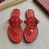 Zapatillas de diseñador para mujer, sandalias, zapatos planos de verano, zapatillas de cuero de lujo, zapatos de playa, zapatillas informales 35-41