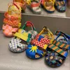 Sandalen Sommer Melissa Baotou Hohle Kindersandalen Jungen Mädchen Buntes Muster Leinwand Knopf Strandschuhe Niedliche bedruckte Geleeschuhe J240228