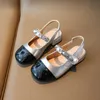 Sandaler sommarflickor Sandaler med elegant täcke pärla barn glida låga stövlar 27-36 mode söta fyra färg barnskor j240228