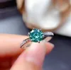 Blue Green Moissanite Ring 1CT 65mm VVS Lab Diamond med certifikat Fint smycketest Passerade Real S925 Sterling Silver2714071