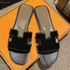 Designer slides sandália marca chinelos sandálias praia clássico plana sandália luxo verão senhora couro flip flops das mulheres dos homens