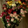 Około 30pcs głowy kwiatowe suszone naturalne rzeczywiste mutiple róża bukiet bąbelka kwiaciarnia kwiatowy materiał DIY Decor Home Decor 240223