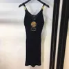 2024 verão vestido casual designer saia das mulheres sexy com decote em v sem mangas fivela de metal suspender vestidos de malha hip envoltório vestido 555vvv