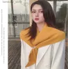 Halsdukar Ny koreansk triangelskickad halsdukar för kvinnor utomhus fast färg varm sjal kreativ dubbelsidig sliten knuten sjal gåva halsduk Q240228