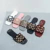 Borduurstof pantoffels Dames gehaakt platform slides raffia plaque driehoek logo geweven flatform designer sandalen 2024 zomerschoenen strand zwembad heldere muiltjes