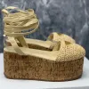Gehaakte sandalen met sleehak Kleur Natuurlijk garen met raffia-effect Bovenwerk met enkelveters van nappaleer Geëmailleerd metalen driehoekslogo Romeinse designer platformsandaal
