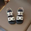 Sandálias 2024 meninas novas sandálias de verão princesa moda botão romano sapatos legal crianças rebite decoração sandálias verão j240228