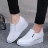 Chaussures habillées femmes imperméables compensées Slip-on décontracté en peluche baskets chaudes confortables en cuir PU femme couleur unie bottines