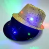 LEDジャズパーティーの帽子が点滅しているLED Fedora TrilbyスパンコールキャップファンシードレスダンスパーティーハットユニセックスヒップホップランプラミナスハットFY3870