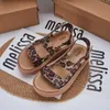 Sandalen Merk Melissa Volwassen Muffin Dikke Zolen Schoen Retro Dames Sport Koe Print Casual Strandschoen Dames Antislip Jelly Sandalen SM183 J240228