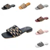 Kvinnliga designers tofflor sandaler lägenheter glider flip flops mules sommar äkta triangel läder patent klart broderi tygskor loafer strand pool hem skjutreglage