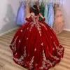 2024 Koyu Kırmızı Velvet Quinceanera Elbiseler Omuz Kapalı Altın Dantel Aplikler Kristal Boncuklar Çiçekler Balo Elbise Çiçekler Misafir Elbise Akşam Balo Elbiseleri Korse