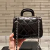 Diseñador para mujer Vintage Maletín negro Asa Bolsas de asas Solapa clásica Piel de becerro Cuero real Mini bolsos cuadrados Hardware de metal Matelasse Bolsillo cruzado 20 cm