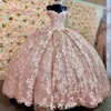 2024 Blush Pink Quinceanera Dresses Ball klänning från axelpissinerade spetsarapplikationer Crystal Beads Tulle -sekvenser Puffy Party Dress Prom Evening Downs