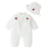 ジャケット2pcs韓国の赤ちゃんワンピースストロベリーロンパーと帽子の女の子バプテスマホワイトロンパーズ新生児服セット幼児の女の子ジャンプスーツ