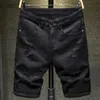 Herrenshorts Neue weiße Jeansshorts für Herren mit zerrissenen Löchern, verdreht, knielang, klassisch und einfach, lässig, Slim-Fit-Jeansshorts für Herren, hochwertig, J240228