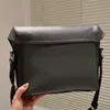 Adam postacı çanta klasik kolej tarzı tasarım haberci çantası çift toka tasarım deri çantası ayarlanabilir geniş omuz askısı zarf çantası
