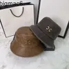 Kubko czapki czapki szerokie grzbiet czapki kapelusz zimowy luksus CE Marka Casual Pu skórzana moda Hats Hats Metal Casquette dla mężczyzn dopasowane czapki Berretto 2Colors