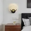 La lampada da parete sul comodino in camera da letto è semplice, moderna, leggera e lussuosa.2024 Decorazioni per la cameretta dei bambini calde delle celebrità online