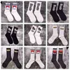 Chaussettes de Rhude Men Luxury Fashion Antibactérien Déodorant Sports Sports Bouchable Coton tricot Coton Populaire haute qualité avec lettre Blanc Black Soft Choques