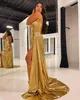 Vestido de baile metálico dourado com um ombro, longo, inverno, evento formal, vestido de festa, franzido, fenda alta, prateado, azul real, tapete vermelho, pista, concurso de gala, sobreposição lateral