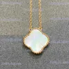 Pendanthalsband Designer Fashion Classic 4/ Four Leaf Clover Necklace Pendant Mother of Pearl Rostfritt stål Pläterade kvinnor och flickor Alla hjärtans dag T240228