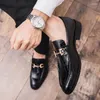 Freizeitschuhe, Designer-Loafer mit Metallschnalle, Herren-Business-Kleid, modisch, schwarzes Lackleder, spitze Zehenpartie