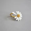 Kolczyki Dangle Amaiyllis 925 Sterling Silver White Painted Daisy Flower Asymetrycznie ręcznie robione kolczyki Boho Gold Hoop dla kobiet biżuteria