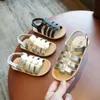 Sandaler förskolesandaler Little Girl Cuts Leather Shoes 2024 Summer New Gladiator Sandaler Sticked Baby Girl Beach Shoes G12156 J240228