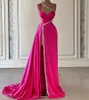 2024 FUCHSIA Side Split Evening Dress Fashion One ramię cekinowo kryształ kryształowy podłogę na imprezę imprezową sukienki vestidos fiesta szata de soiree