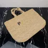 Femmes Luxurys Paille Raphias Crochet Fourre-tout Sac de plage Hommes Top Qualité Weave Shop Sac à main 10A Weekender Sac Embrayage Bandoulière Designer Triangle Sac à bandoulière