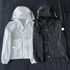 Designer-Trenchcoat für Damen, besticktes Abzeichen, leicht und dünn, kurz, farbiger Hut, Trenchcoat, Outdoor-Sport, lockere und lässige Taille, schlankmachende Sonnenschutzkleidung