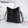 Bolsas de noche Moda Bolsa de mujer Patrón de cocodrilo Cubo 2024 Oblicuo Straddle Casual