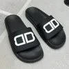 2024 Nuevas sandalias de diseñador Sandalias clásicas con diseño de letras a juego Sandalias planas para interiores y exteriores para hombres y mujeres Pisos para mujeres de playa de verano