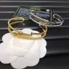 2024 New Women Women Letter Clover Bracelet Designer Jóias Spring Spring Novas mulheres Presentes Bracelet High Sense Casal Family Cuff Bracelet