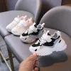 Utomhus 2022 Breatbar grå chunky sneaker för pojkar baby utomhus löpskor flickor rosa tennisskor barn tränare skor f02182