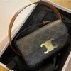 Triomphes kvinna handväska designer väska crossbody väskor verklig artikel med 2024 ny medeltida triumfbåge underarm läder mångsidig en axel stick kvinnors låda